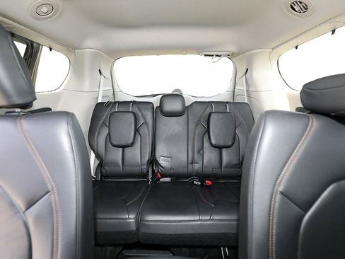 Used 2017 Chrysler Pacifica Touring-L w/ Tire & Wheel Group FWD image 24