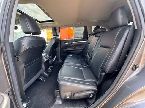 Used 2017 Toyota Highlander XLE AWD/4WD image 13