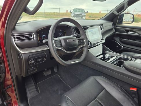 Used 2024 Jeep Wagoneer Series II w/ Flexible Seating Group image 11