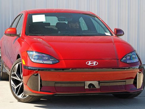 Used 2024 Hyundai Ioniq 6 SEL image 2