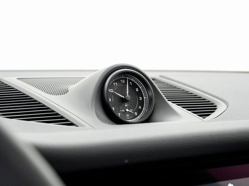 Used 2025 Porsche Macan image 18