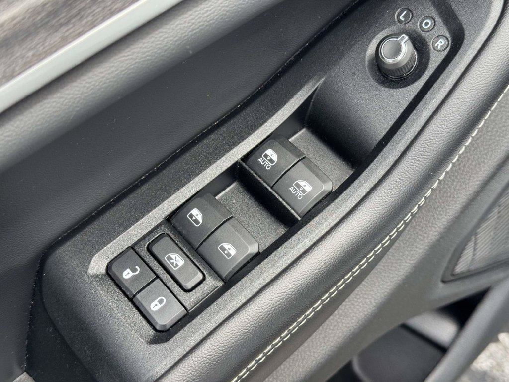 Used 2023 Jeep Grand Cherokee Limited w/ Luxury Tech Group II AWD/4WD image 16