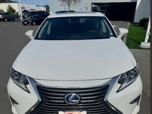 Used 2016 Lexus ES 300h w/ Navigation System Package image 2