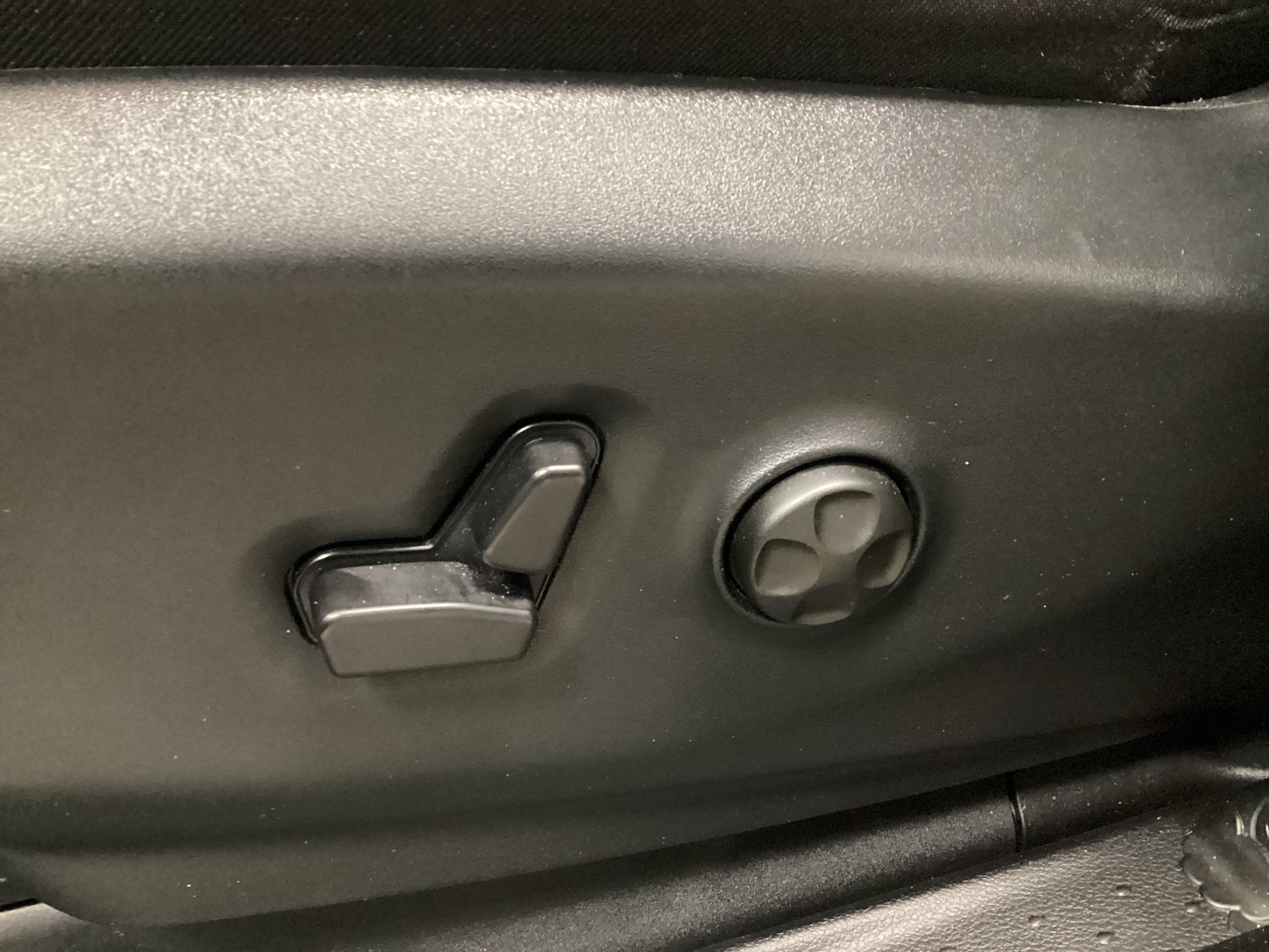 Used 2025 Chrysler Pacifica Select AWD/4WD image 16