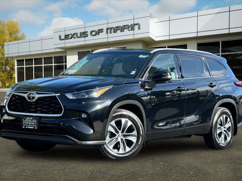 Used 2022 Toyota Highlander XLE AWD/4WD image 1