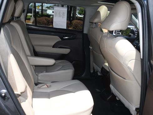 Used 2022 Toyota Highlander XLE FWD image 19