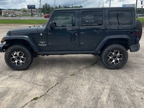 Used 2017 Jeep Wrangler Unlimited Sahara w/ Max Tow Package AWD/4WD image 8