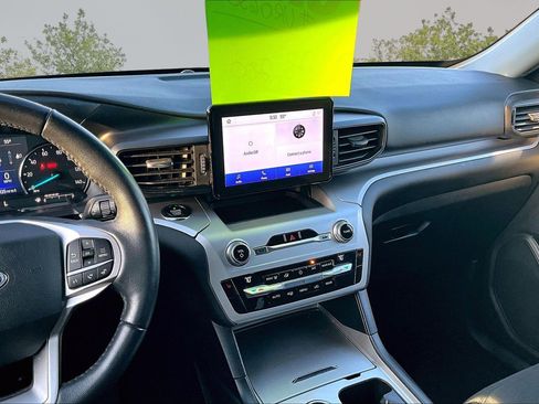 Used 2021 Ford Explorer XLT image 6