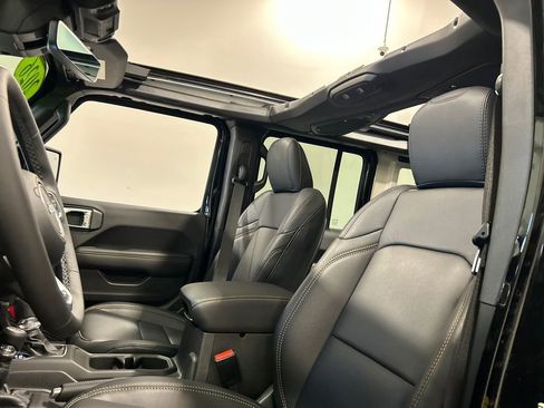 Used 2026 Jeep Wrangler Sahara image 28