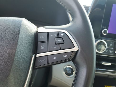 Used 2023 Toyota Highlander XLE AWD/4WD image 24