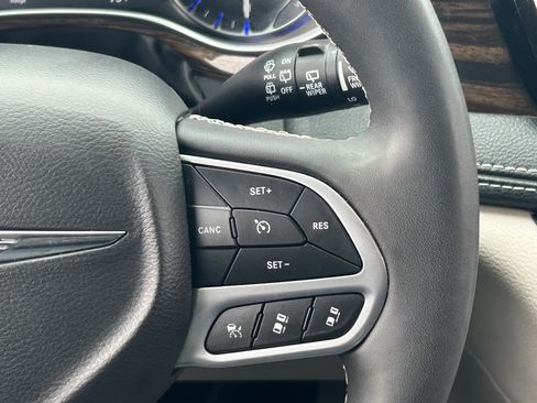 Used 2024 Chrysler Pacifica Limited FWD image 19