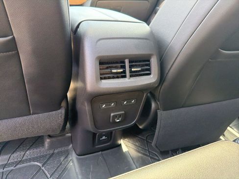 Used 2024 Chevrolet Equinox Premier image 26