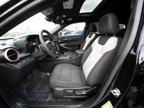 Used 2025 Chevrolet Trax RS w/ Sunroof Package FWD image 9