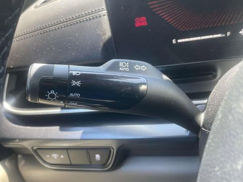 Used 2025 Kia Carnival FWD image 32