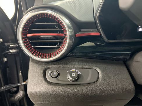 Used 2024 Chevrolet Trax RS w/ Sunroof Package image 17