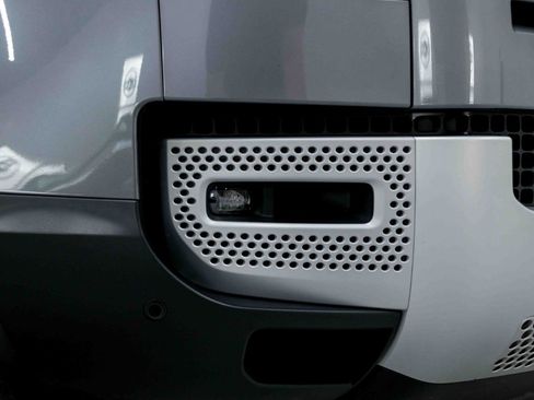 Used 2023 Land Rover Defender 130 SE image 17