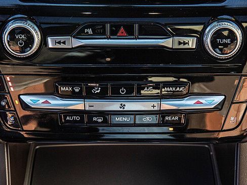 Used 2023 Ford Explorer King Ranch w/ Technology Package image 24