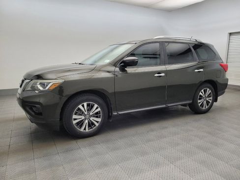 Used 2017 Nissan Pathfinder S image 2