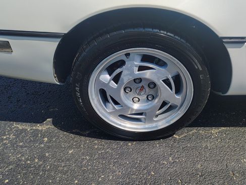 Used 1990 Chevrolet Corvette Coupe RWD image 11