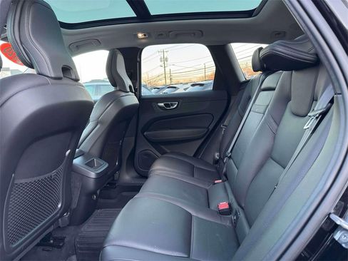 Used 2020 Volvo XC60 T5 Momentum w/ Protection Package Premier image 11