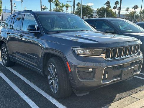 Used 2022 Jeep Grand Cherokee Overland w/ Luxury Tech Group IV AWD/4WD image 2