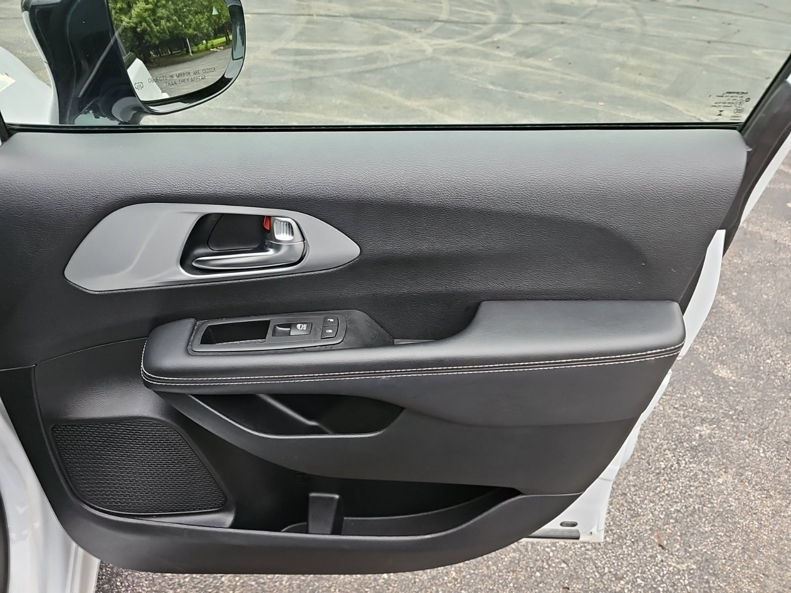 Used 2025 Chrysler Pacifica Limited FWD image 12