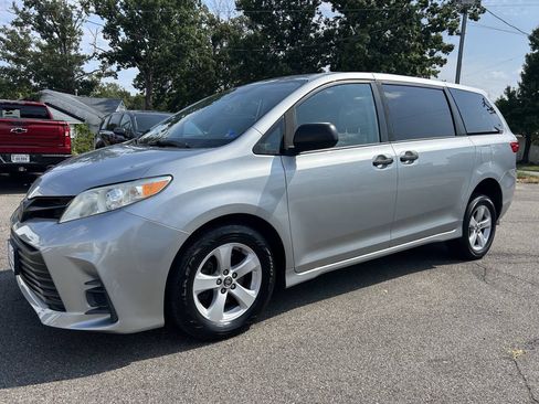 Used 2020 Toyota Sienna L FWD image 11