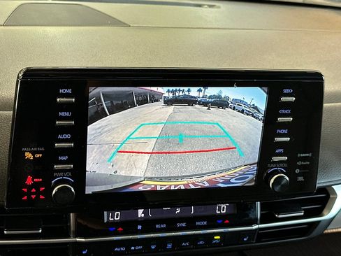 Used 2022 Toyota Sienna XLE w/ XLE Plus Package FWD image 22