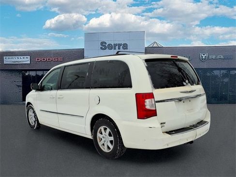 Used 2012 Chrysler Town & Country Touring image 4