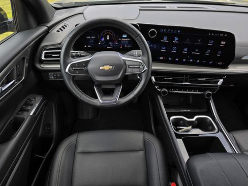 Used 2025 Chevrolet Traverse LT FWD image 10