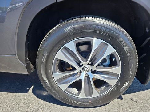Used 2023 Toyota Highlander XLE AWD/4WD image 22