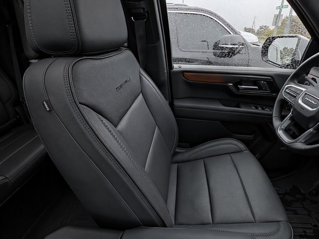 Used 2025 GMC Yukon XL Denali w/ Denali Reserve Package AWD/4WD image 12
