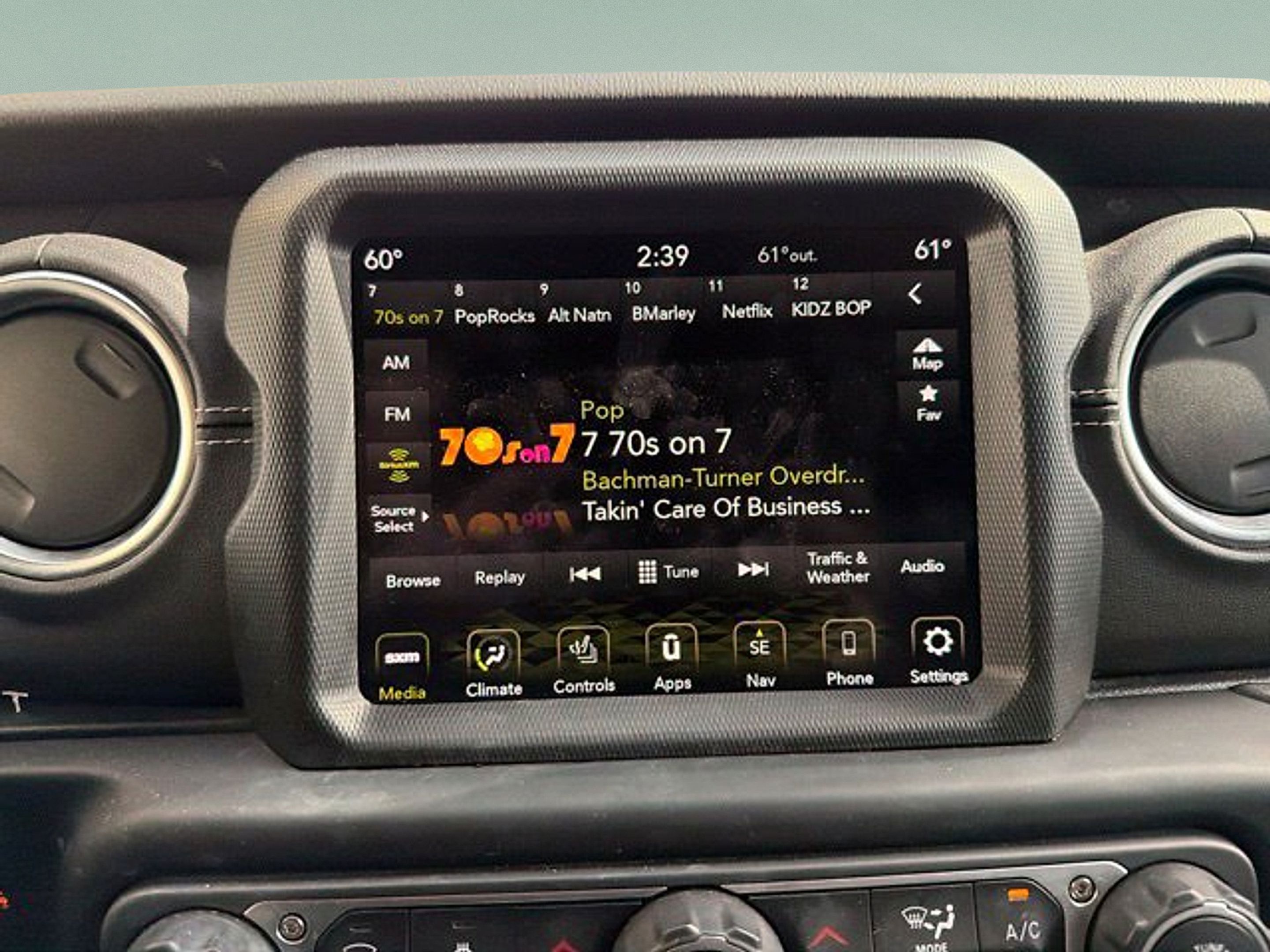 Used 2022 Jeep Wrangler Unlimited Sahara w/ Cold Weather Group AWD/4WD image 19