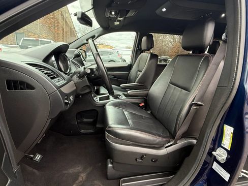 Used 2017 Dodge Grand Caravan GT image 2