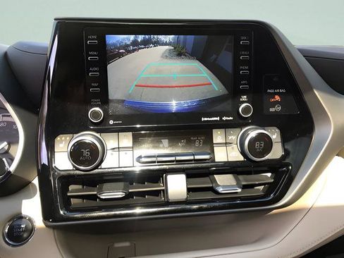 Used 2022 Toyota Highlander XLE FWD image 23