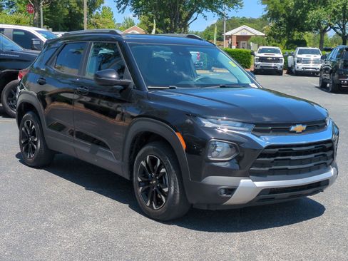 Used 2023 Chevrolet TrailBlazer LT w/ Convenience Package AWD/4WD image 2