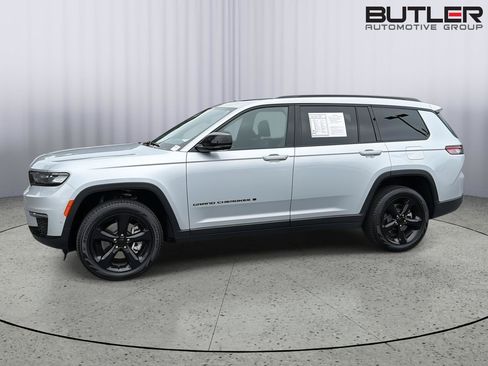 Used 2025 Jeep Grand Cherokee L Limited w/ Luxury Tech Group II AWD/4WD image 3