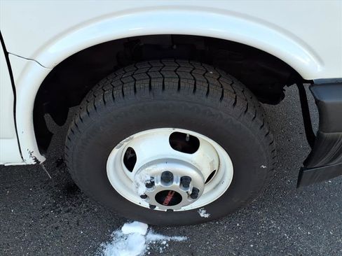 Used 2022 GMC Savana 3500 Extended image 18