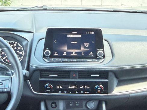 Used 2025 Nissan Rogue SV AWD/4WD image 17