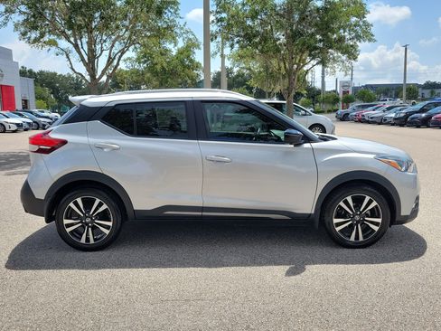 Used 2019 Nissan Kicks SR w/ SR Premium Package FWD image 4