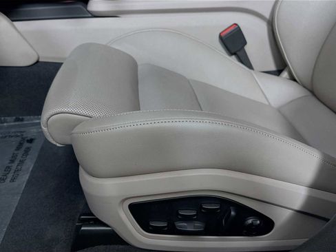 Used 2025 Porsche Taycan image 12