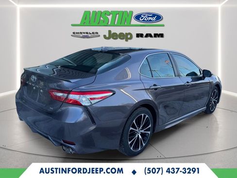 Used 2020 Toyota Camry SE image 5