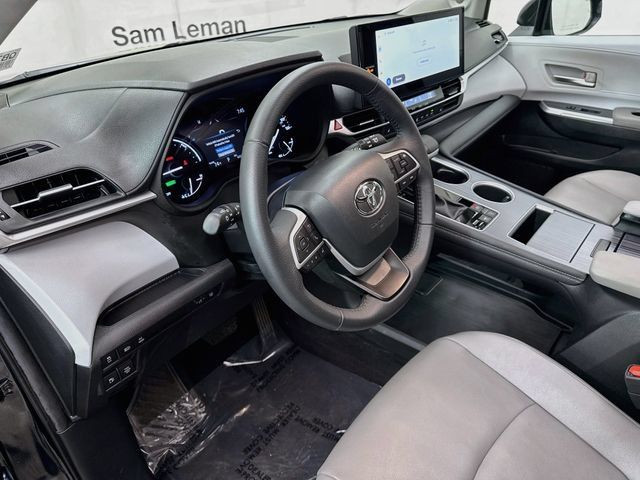 Used 2025 Toyota Sienna XLE w/ XLE Plus Package AWD/4WD image 9