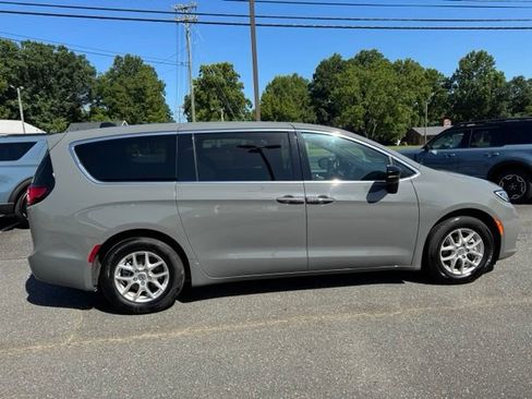 Used 2025 Chrysler Pacifica Select FWD image 11