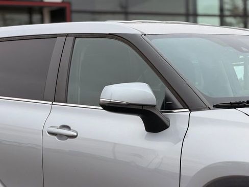 Used 2023 Toyota Highlander LE AWD/4WD image 4