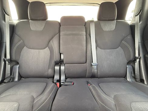 Used 2015 Jeep Cherokee Latitude w/ Cold Weather Group AWD/4WD image 22