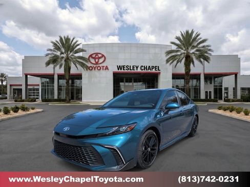 Used 2025 Toyota Camry SE w/ Convenience Package FWD image 1