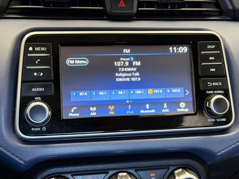 Used 2024 Nissan Versa SV FWD image 9
