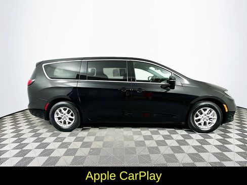 Used 2025 Chrysler Pacifica Select image 11