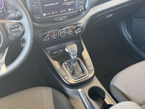Used 2025 Kia Soul LX w/ LX Technology Package FWD image 39